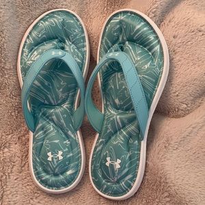 Woman’s Under Armour sandals size 10 never worn teal/white